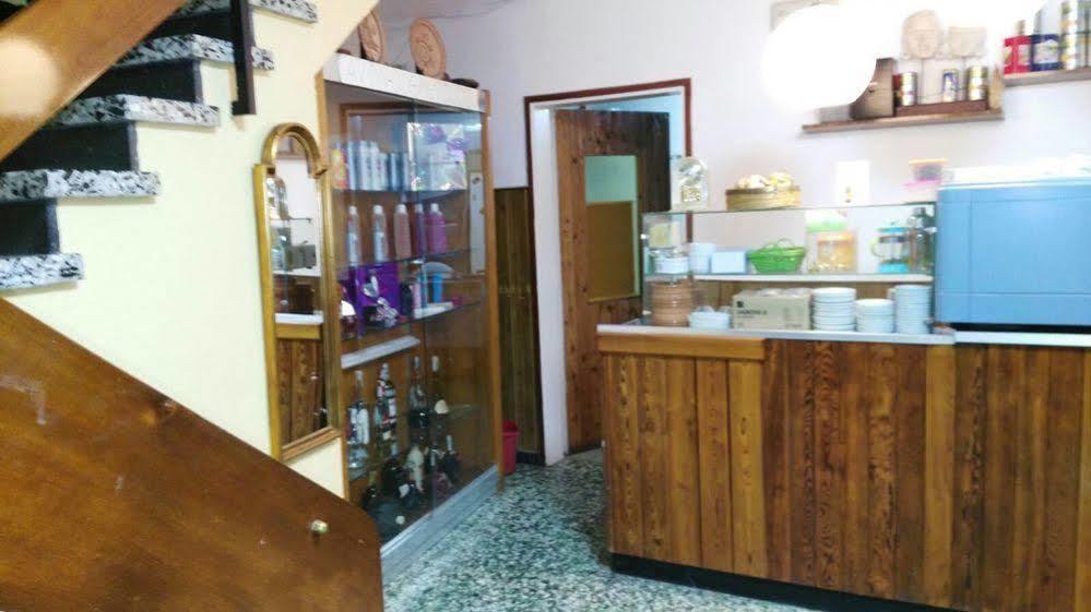 Hostal Creus Roses Exterior foto